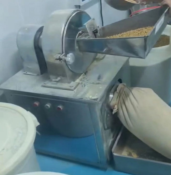 斜式进料粉碎机